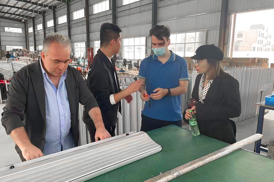 Klant bezoekt de fabriek